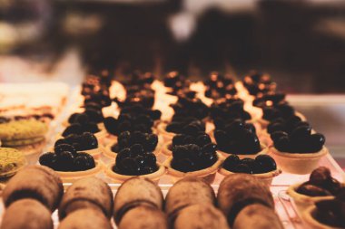 Bir grup çeşit kurabiye. Çikolata parçacıklı, yulaflı, kuru üzümlü, beyaz çikolatalı.