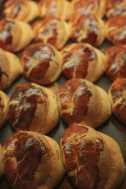 Bir grup çeşit kurabiye. Çikolata parçacıklı, yulaflı, kuru üzümlü, beyaz çikolatalı.