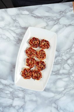 Bir grup çeşit kurabiye. Çikolata parçacıklı, yulaflı, kuru üzümlü, beyaz çikolatalı.