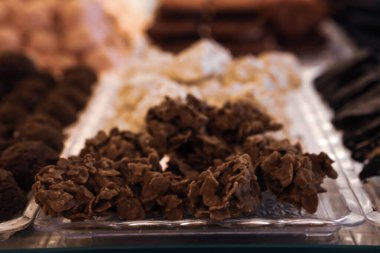 Bir grup çeşit kurabiye. Çikolata parçacıklı, yulaflı, kuru üzümlü, beyaz çikolatalı.