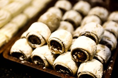 Bir grup çeşit kurabiye. Çikolata parçacıklı, yulaflı, kuru üzümlü, beyaz çikolatalı.