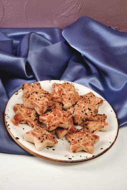 Bir grup çeşit kurabiye. Çikolata parçacıklı, yulaflı, kuru üzümlü, beyaz çikolatalı.