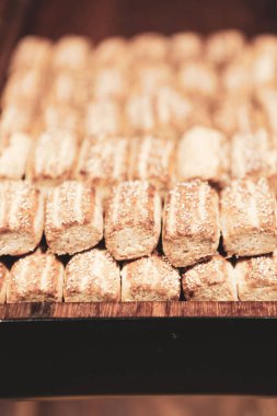 Bir grup çeşit kurabiye. Çikolata parçacıklı, yulaflı, kuru üzümlü, beyaz çikolatalı.