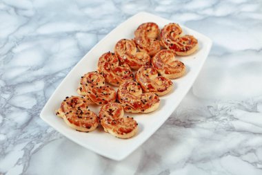 Bir grup çeşit kurabiye. Çikolata parçacıklı, yulaflı, kuru üzümlü, beyaz çikolatalı.