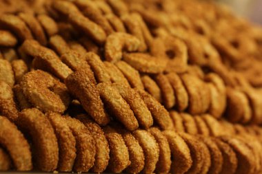 Bir grup çeşit kurabiye. Çikolata parçacıklı, yulaflı, kuru üzümlü, beyaz çikolatalı.