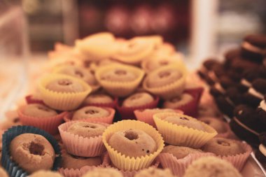 Bir grup çeşit kurabiye. Çikolata parçacıklı, yulaflı, kuru üzümlü, beyaz çikolatalı.