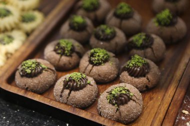 Bir grup çeşit kurabiye. Çikolata parçacıklı, yulaflı, kuru üzümlü, beyaz çikolatalı.