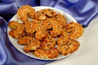 Bir grup çeşit kurabiye. Çikolata parçacıklı, yulaflı, kuru üzümlü, beyaz çikolatalı.