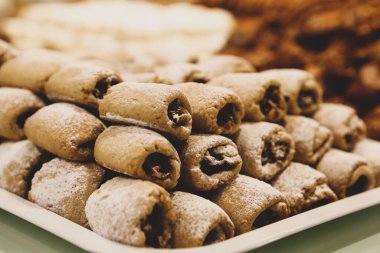 Bir grup çeşit kurabiye. Çikolata parçacıklı, yulaflı, kuru üzümlü, beyaz çikolatalı.