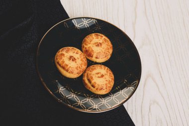 Bir grup çeşit kurabiye. Çikolata parçacıklı, yulaflı, kuru üzümlü, beyaz çikolatalı.