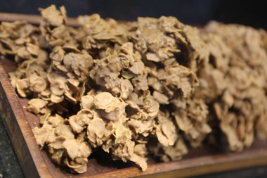 Bir grup çeşit kurabiye. Çikolata parçacıklı, yulaflı, kuru üzümlü, beyaz çikolatalı.