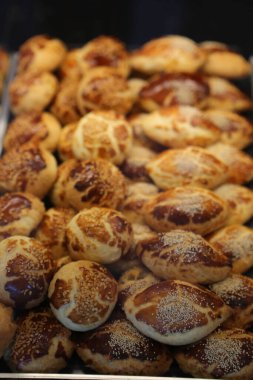 Bir grup çeşit kurabiye. Çikolata parçacıklı, yulaflı, kuru üzümlü, beyaz çikolatalı.