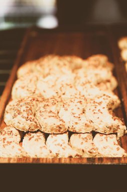 Bir grup çeşit kurabiye. Çikolata parçacıklı, yulaflı, kuru üzümlü, beyaz çikolatalı.