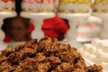 Bir grup çeşit kurabiye. Çikolata parçacıklı, yulaflı, kuru üzümlü, beyaz çikolatalı.