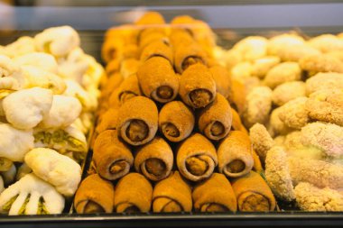 Bir grup çeşit kurabiye. Çikolata parçacıklı, yulaflı, kuru üzümlü, beyaz çikolatalı.