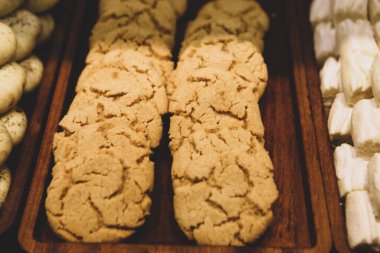 Bir grup çeşit kurabiye. Çikolata parçacıklı, yulaflı, kuru üzümlü, beyaz çikolatalı.