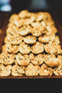 Bir grup çeşit kurabiye. Çikolata parçacıklı, yulaflı, kuru üzümlü, beyaz çikolatalı.