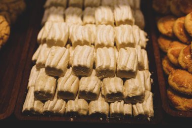 Bir grup çeşit kurabiye. Çikolata parçacıklı, yulaflı, kuru üzümlü, beyaz çikolatalı.