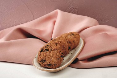 Bir grup çeşit kurabiye. Çikolata parçacıklı, yulaflı, kuru üzümlü, beyaz çikolatalı.