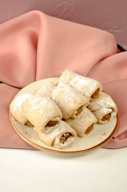 Bir grup çeşit kurabiye. Çikolata parçacıklı, yulaflı, kuru üzümlü, beyaz çikolatalı.