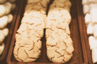 Bir grup çeşit kurabiye. Çikolata parçacıklı, yulaflı, kuru üzümlü, beyaz çikolatalı.