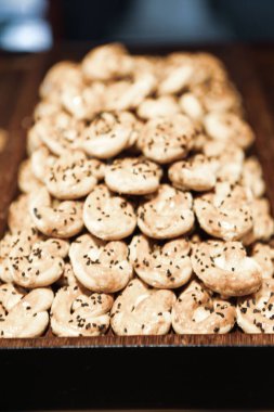 Bir grup çeşit kurabiye. Çikolata parçacıklı, yulaflı, kuru üzümlü, beyaz çikolatalı.