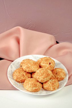 Bir grup çeşit kurabiye. Çikolata parçacıklı, yulaflı, kuru üzümlü, beyaz çikolatalı.