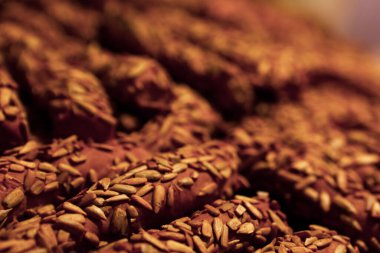 Bir grup çeşit kurabiye. Çikolata parçacıklı, yulaflı, kuru üzümlü, beyaz çikolatalı.