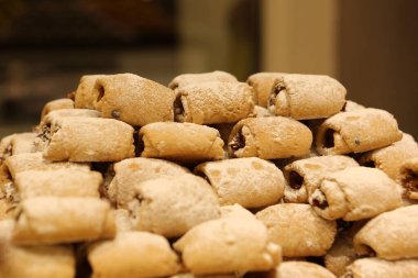 Bir grup çeşit kurabiye. Çikolata parçacıklı, yulaflı, kuru üzümlü, beyaz çikolatalı.