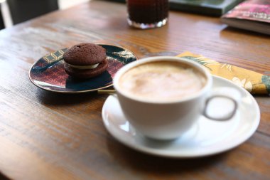 Bir grup çeşit kurabiye. Çikolata parçacıklı, yulaflı, kuru üzümlü, beyaz çikolatalı.
