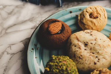 Bir grup çeşit kurabiye. Çikolata parçacıklı, yulaflı, kuru üzümlü, beyaz çikolatalı.