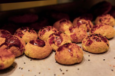 Bir grup çeşit kurabiye. Çikolata parçacıklı, yulaflı, kuru üzümlü, beyaz çikolatalı.