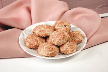 Bir grup çeşit kurabiye. Çikolata parçacıklı, yulaflı, kuru üzümlü, beyaz çikolatalı.