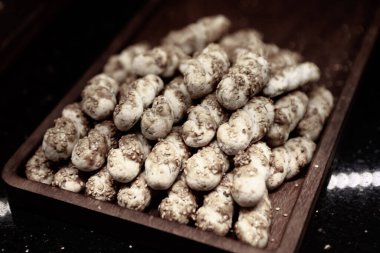 Bir grup çeşit kurabiye. Çikolata parçacıklı, yulaflı, kuru üzümlü, beyaz çikolatalı.