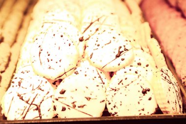 Bir grup çeşit kurabiye. Çikolata parçacıklı, yulaflı, kuru üzümlü, beyaz çikolatalı.