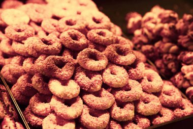 Bir grup çeşit kurabiye. Çikolata parçacıklı, yulaflı, kuru üzümlü, beyaz çikolatalı.