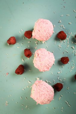 Bir grup çeşit kurabiye. Çikolata parçacıklı, yulaflı, kuru üzümlü, beyaz çikolatalı.