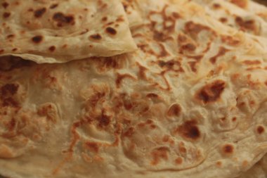 Bir grup çeşit kurabiye. Çikolata parçacıklı, yulaflı, kuru üzümlü, beyaz çikolatalı.