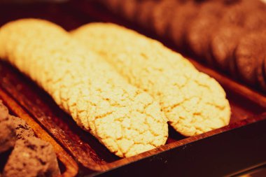 Bir grup çeşit kurabiye. Çikolata parçacıklı, yulaflı, kuru üzümlü, beyaz çikolatalı.