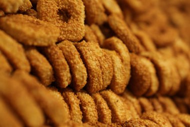 Bir grup çeşit kurabiye. Çikolata parçacıklı, yulaflı, kuru üzümlü, beyaz çikolatalı.