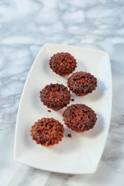 Bir grup çeşit kurabiye. Çikolata parçacıklı, yulaflı, kuru üzümlü, beyaz çikolatalı.