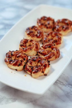 Bir grup çeşit kurabiye. Çikolata parçacıklı, yulaflı, kuru üzümlü, beyaz çikolatalı.