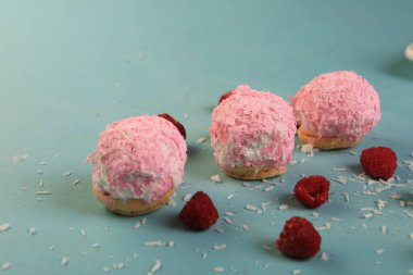 Bir grup çeşit kurabiye. Çikolata parçacıklı, yulaflı, kuru üzümlü, beyaz çikolatalı.