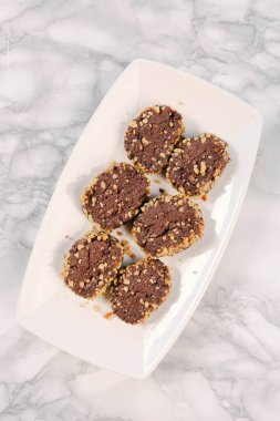 Bir grup çeşit kurabiye. Çikolata parçacıklı, yulaflı, kuru üzümlü, beyaz çikolatalı.