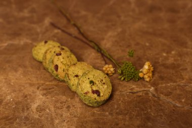 Bir grup çeşit kurabiye. Çikolata parçacıklı, yulaflı, kuru üzümlü, beyaz çikolatalı.