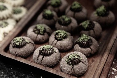 Bir grup çeşit kurabiye. Çikolata parçacıklı, yulaflı, kuru üzümlü, beyaz çikolatalı.