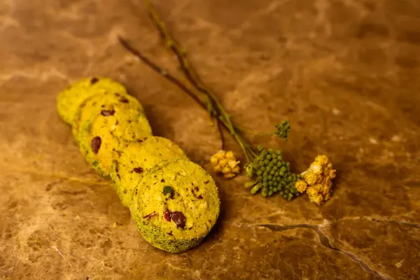 Bir grup çeşit kurabiye. Çikolata parçacıklı, yulaflı, kuru üzümlü, beyaz çikolatalı.