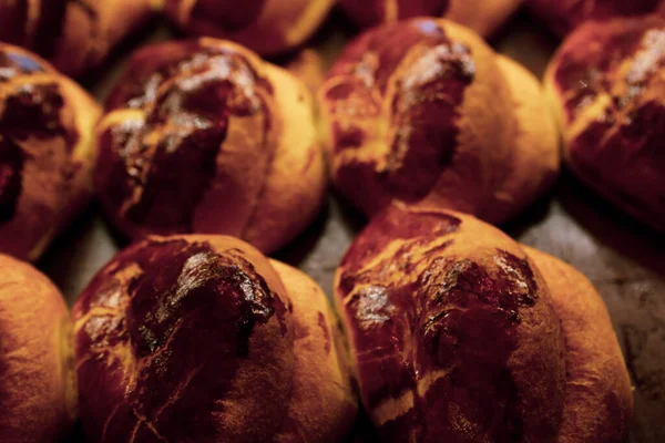 Bir grup çeşit kurabiye. Çikolata parçacıklı, yulaflı, kuru üzümlü, beyaz çikolatalı.