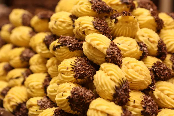 Bir grup çeşit kurabiye. Çikolata parçacıklı, yulaflı, kuru üzümlü, beyaz çikolatalı.