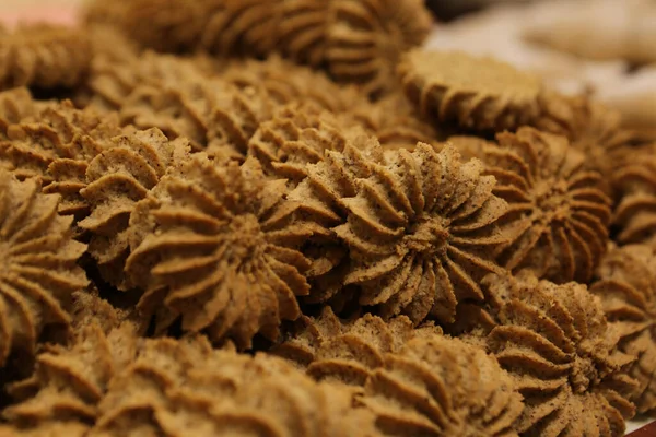 Bir grup çeşit kurabiye. Çikolata parçacıklı, yulaflı, kuru üzümlü, beyaz çikolatalı.